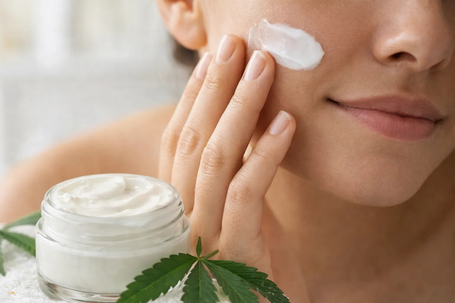 application d'une crème visage au chanvre bio pour hydrater et nourrir la peau naturellement